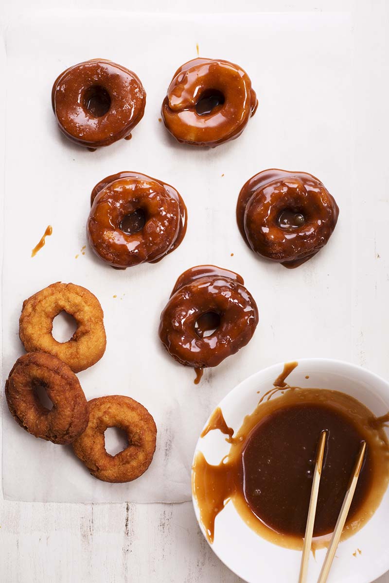 Donuts à moda antiga com cobertura de caramelo salgado // O sucesso do açúcar